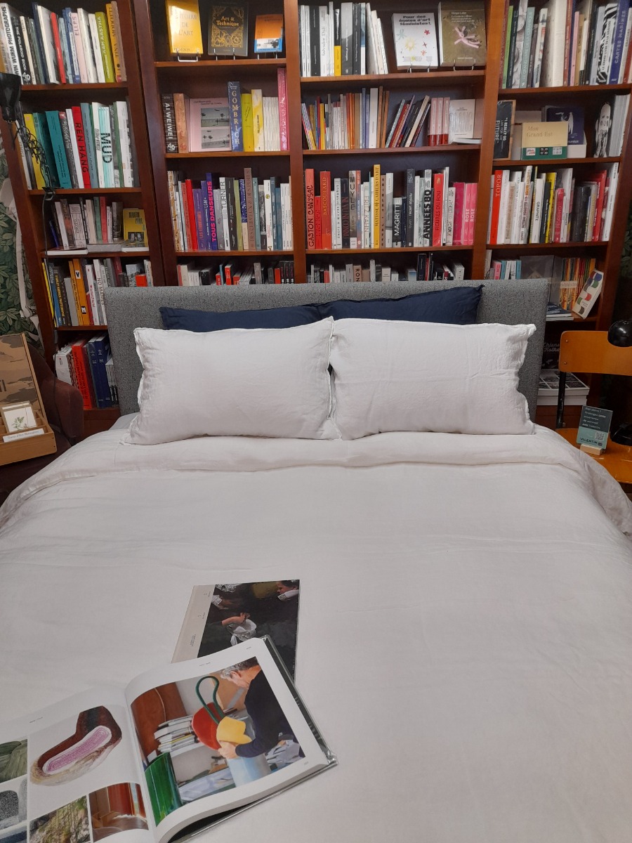 Lit installé à Librairie & Curiosités